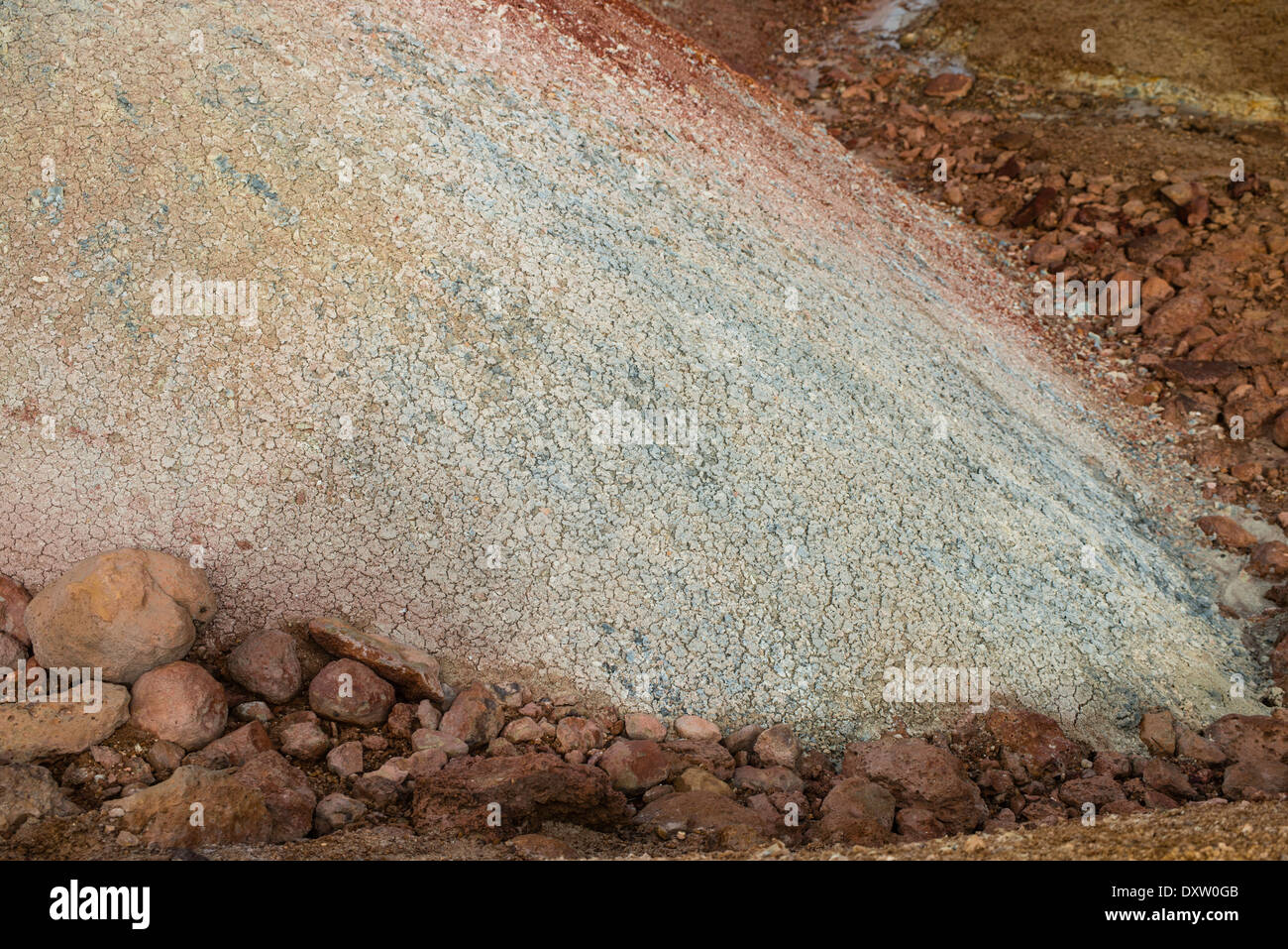 Heißes Wasser aus vulkanischen Schichten, die mit Schwefel belägt sind und das Mineral an der Oberfläche legen und Schwefelsäure und Foetidgase bilden, bildet eine eigentümliche, farbenfrohe Landschaft. Stockfoto