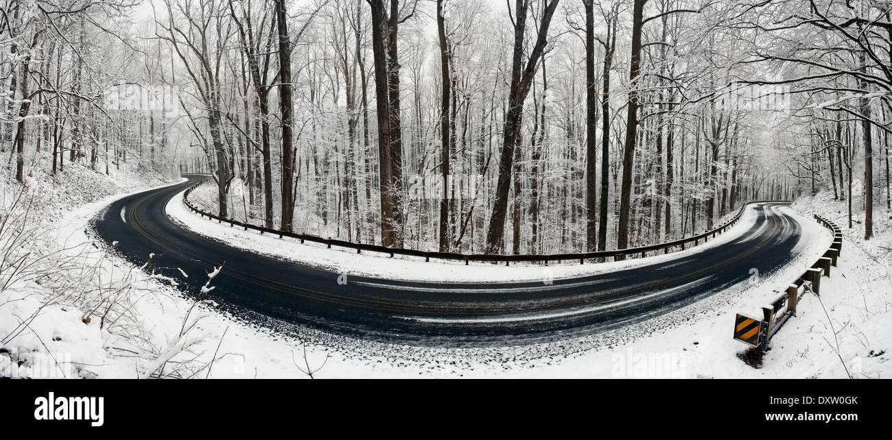 Panorama Bild des Highway 276 im Winter - Pisgah National Forest in der Nähe von Brevard, North Carolina USA Stockfoto