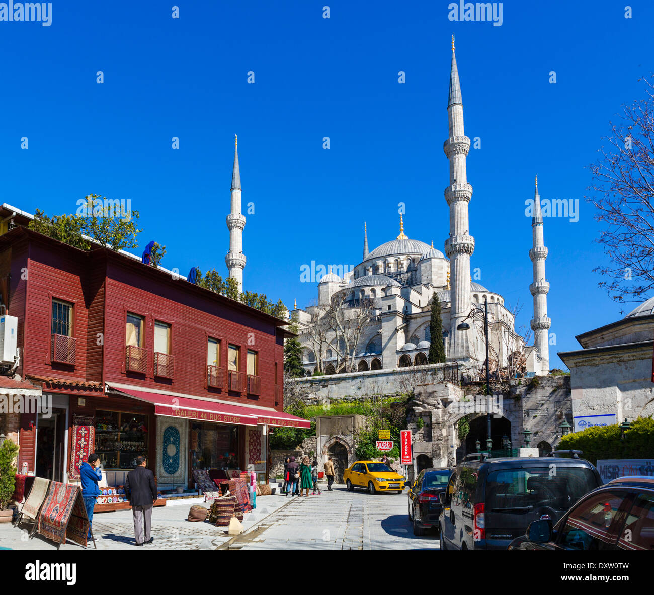 Teppich-Shop vor der blauen Moschee (Sultanahmet Camii), Stadtteil Sultanahmet, Istanbul, Türkei Stockfoto