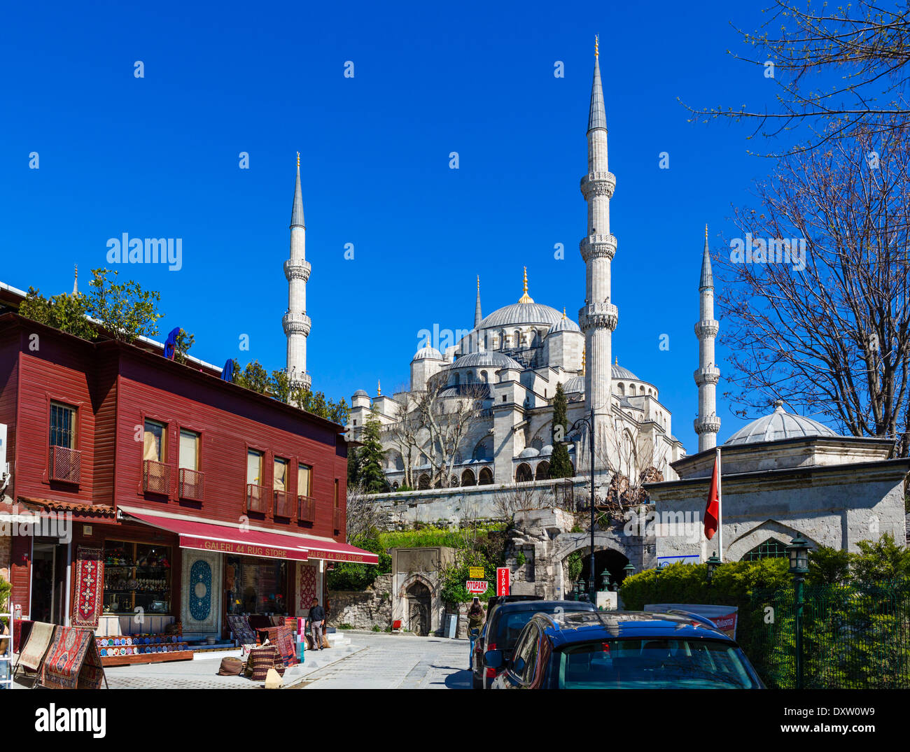 Teppich-Shop vor der blauen Moschee (Sultanahmet Camii), Stadtteil Sultanahmet, Istanbul, Türkei Stockfoto