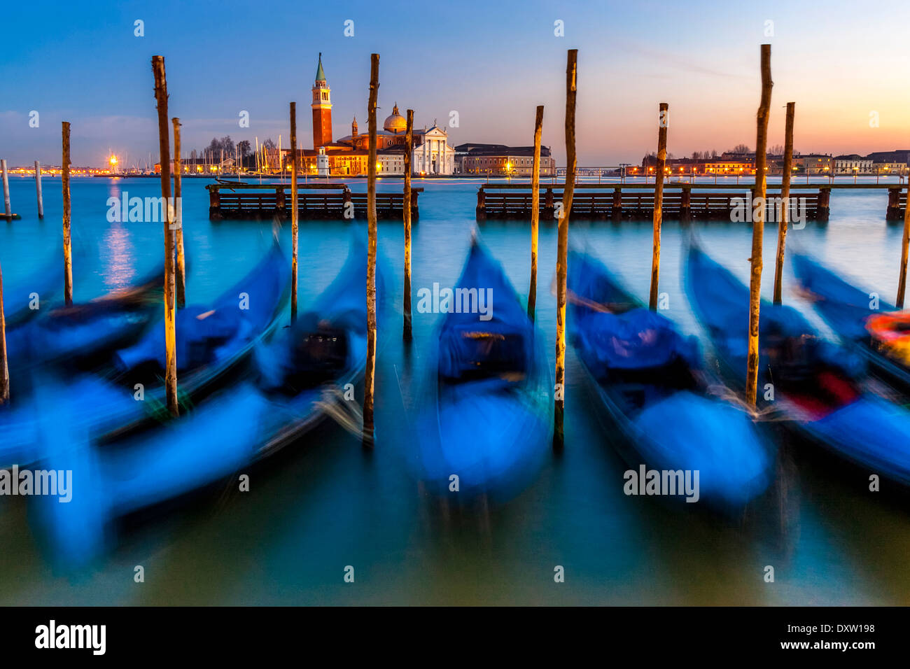 Gondeln vor Anker in der Nähe von Markusplatz, Venedig, Italien Stockfoto