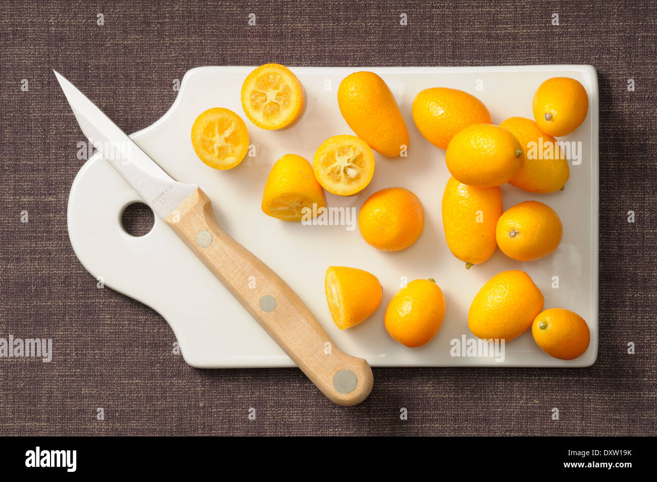 Kumquats auf ein Schneidebrett Stockfoto