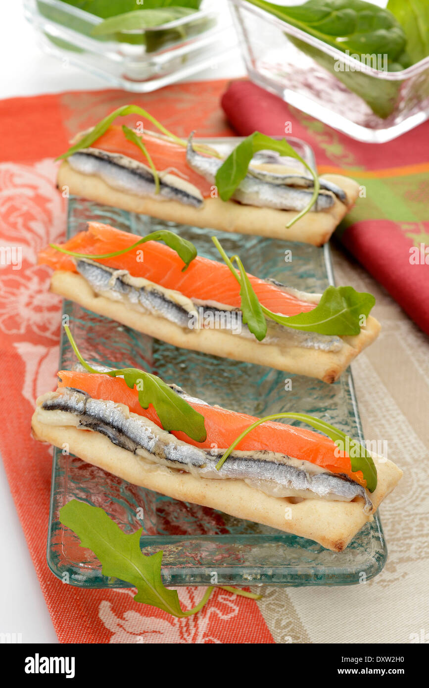 Schwedisches Brot mit Lachs und Sardellen Stockfoto