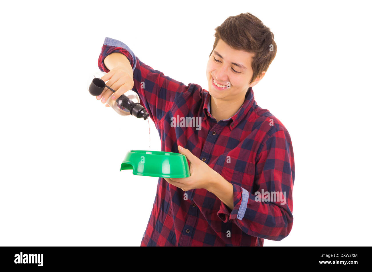 Man gießt Wasser für Hund auf einer Schüssel Stockfoto