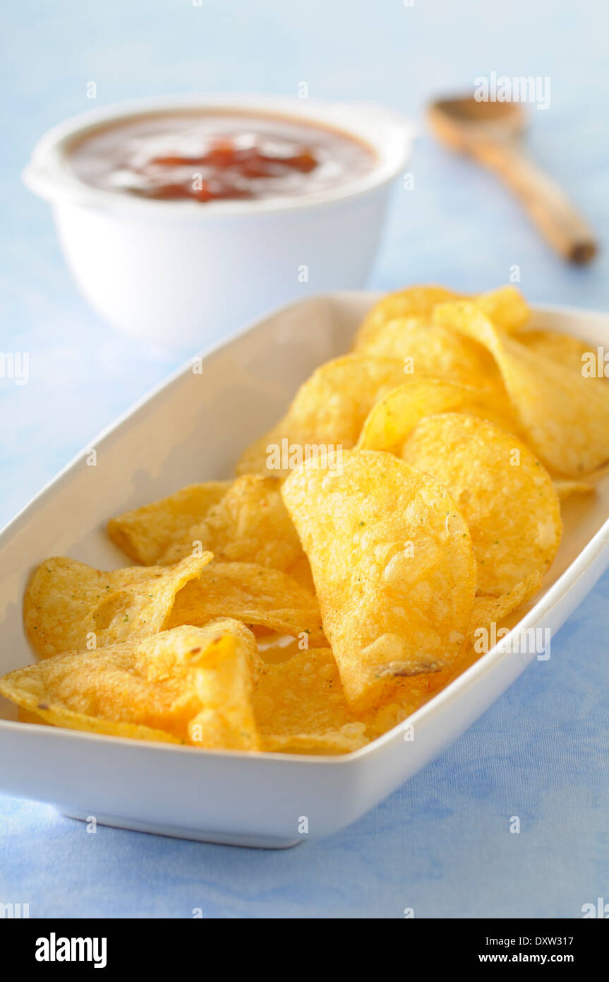 Chips und würziger Tomaten-salsa Stockfoto