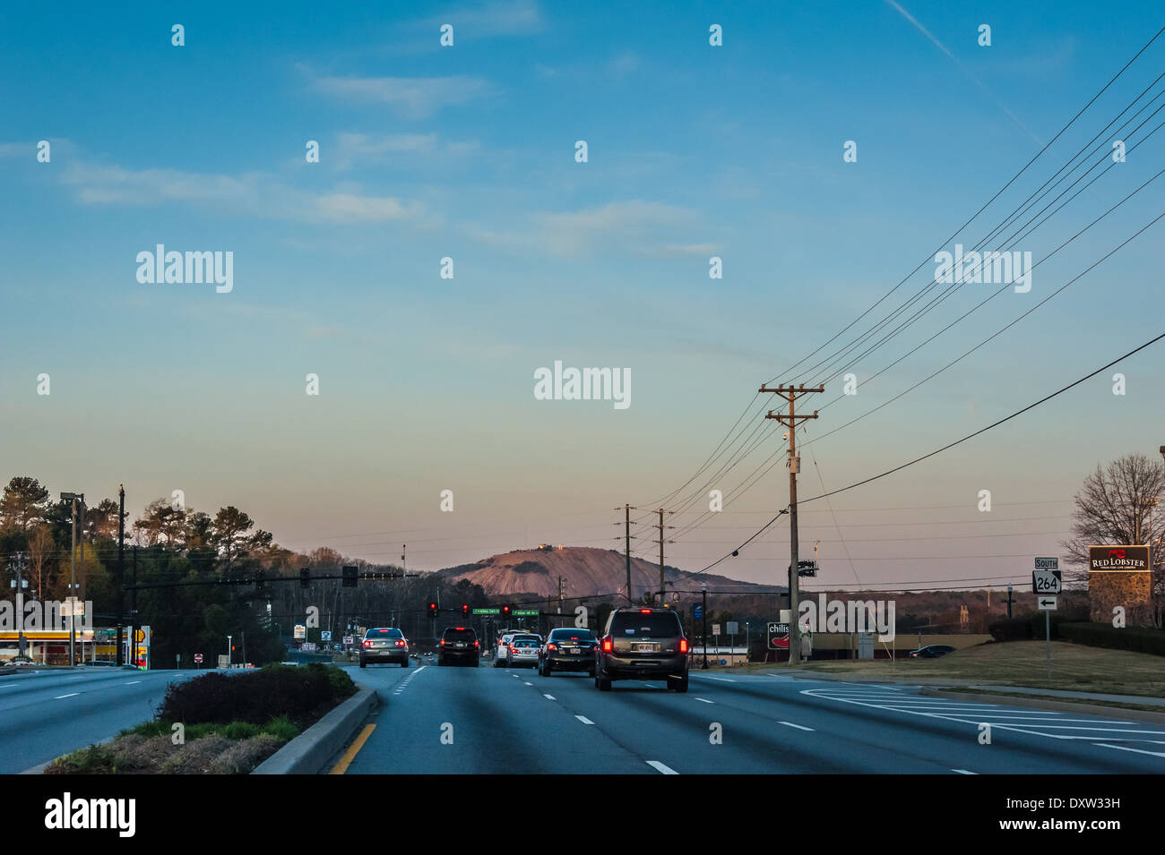 Pendeln Sie Sonnenaufgang am frühen Morgen in Atlanta, Georgia von Highway 78 Stone Mountain im östlichen Großraum konfrontiert. USA. Stockfoto