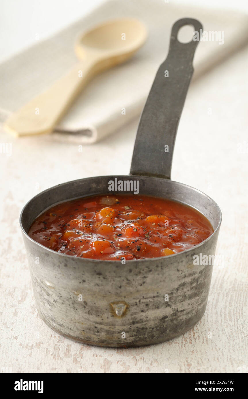 Topf mit Tomatensauce Stockfoto
