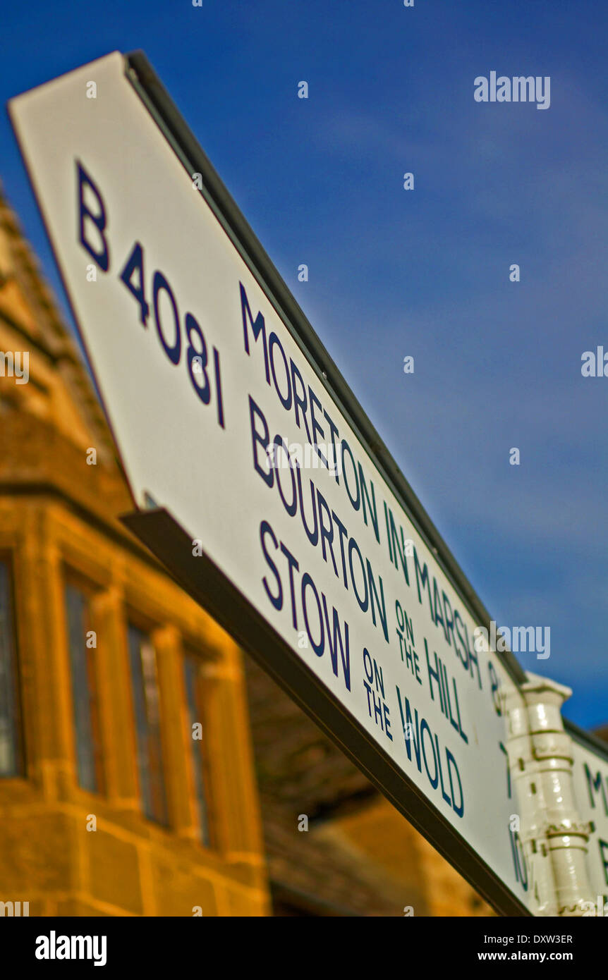 Direktionale Straßenschild mit Cotswold Städte für Autofahrer Stockfoto