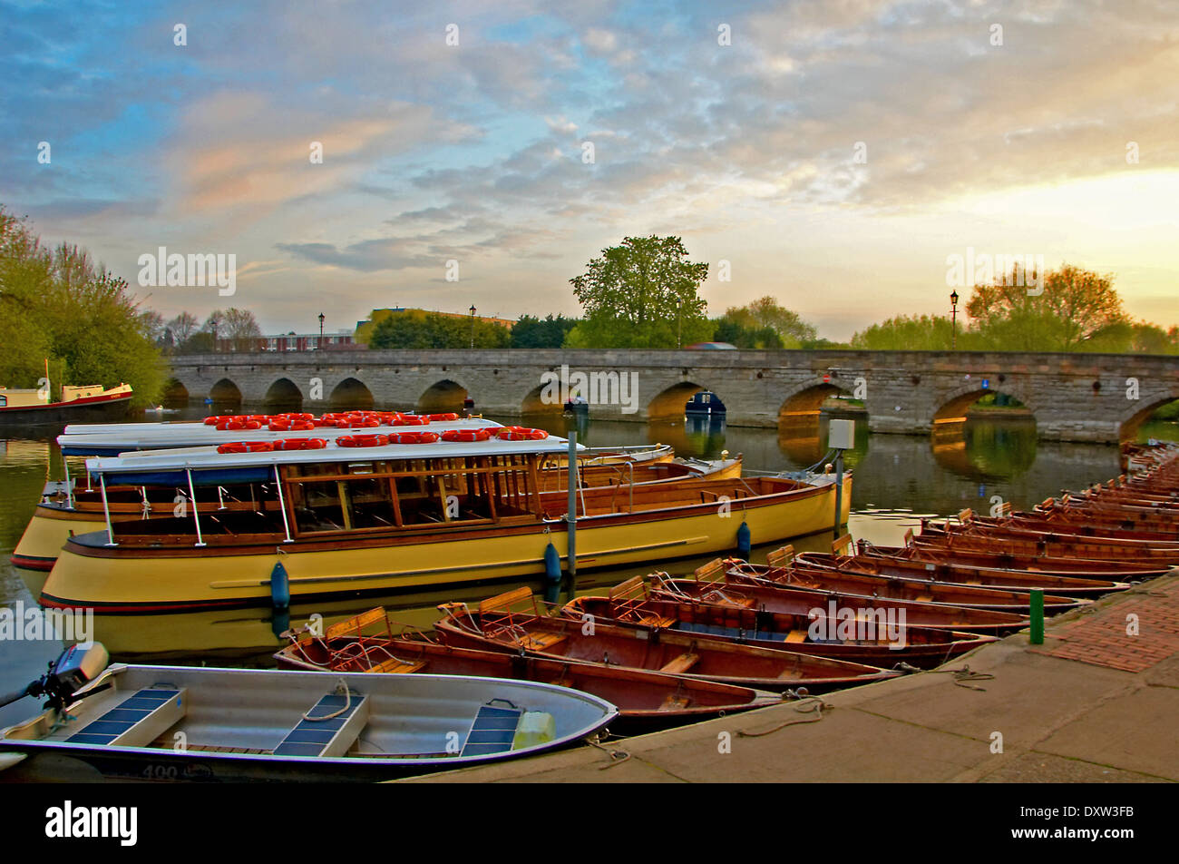 Clopton Bridge über den Fluss Avon im Herzen von Stratford-upon-Avon, Warwickshire, mit einer Sammlung von Boote an einem frühen Sommermorgen. Stockfoto