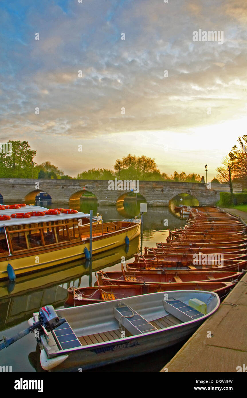 Clopton Bridge über den Fluss Avon im Herzen von Stratford-upon-Avon, Warwickshire, mit einer Sammlung von Boote an einem frühen Sommermorgen. Stockfoto