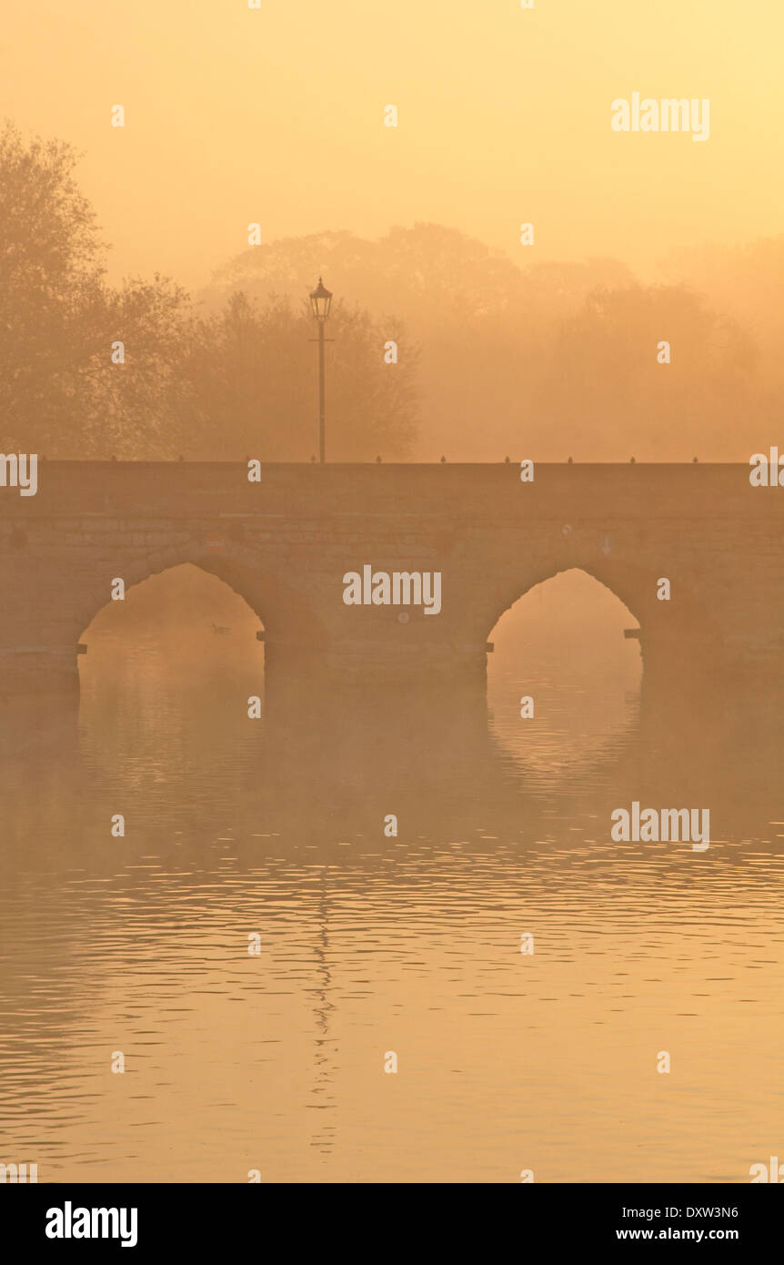 Clopton Brücke über den Fluss Avon, Stratford Upon Avon, mit atmosphärischen Morgenlicht und nebligen Landschaft. Stockfoto
