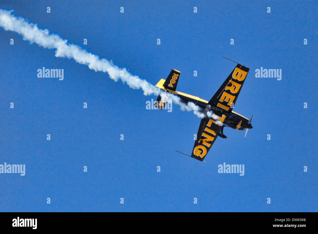 Kunstflug Flugzeug Leistung während der Air Show in Athen, Griechenland Stockfoto