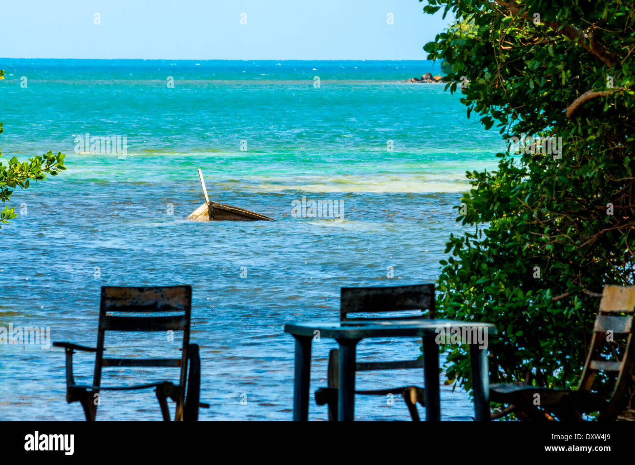 Versunkenen Boot mit Stühlen in San Andres y Providencia, Kolumbien Stockfoto