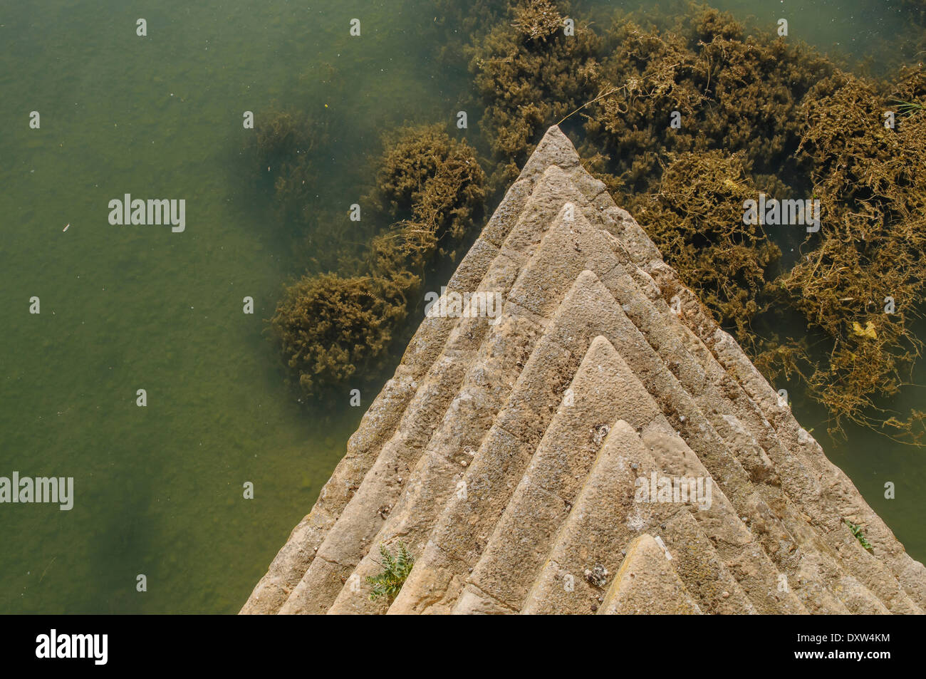 Detail der Brücke Valderrorres über den Fluss Matarranya, Spanien Stockfoto