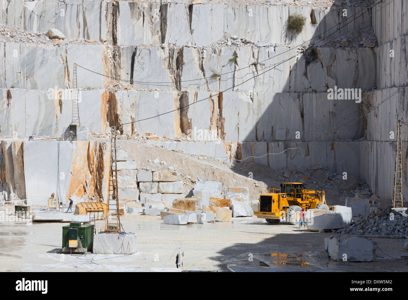 Blöcke aus Marmor abgebaut, in Marmor-Steinbruch in den Apuanischen Alpen in der Nähe von Carrara, Italien Stockfoto