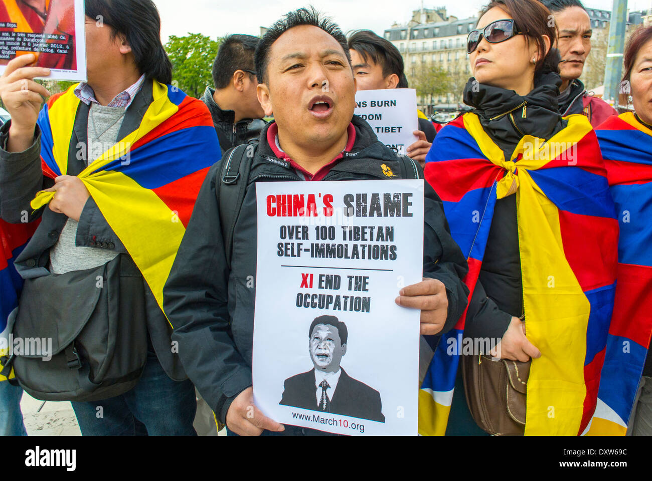 Die Menschenmenge, die tibetischen, taiwanesischen Volksgruppen Frankreichs und Freunde forderten französische Bürger auf, während des Besuchs des chinesischen Präsidenten Xi Jinping in Paris, Bürgerrechtsproteste, Protest gegen china, friedliche Protestzeichen Migranten zu mobilisieren Stockfoto