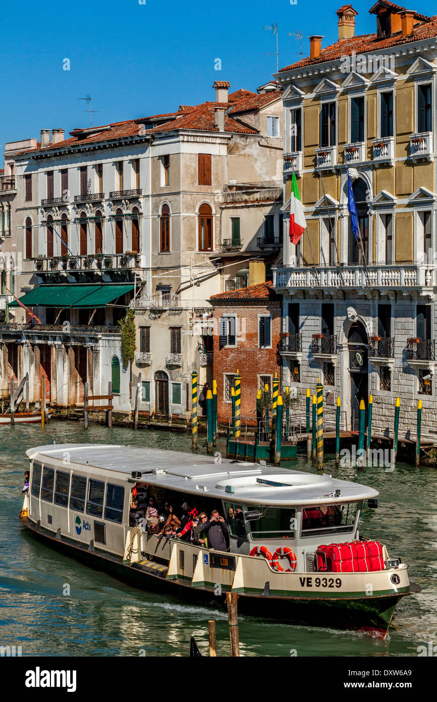 Eine Personenfähre (Vaporetto) am Canal Grande, Venedig, Italien Stockfoto