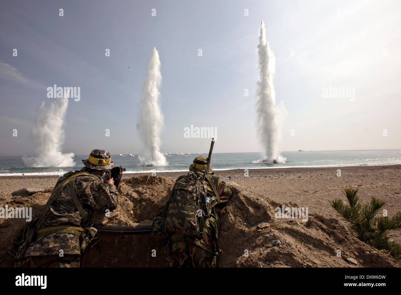 Südkoreanischen Marines amphibischer Angriff am Strand während eines simulierten amphibische Teils des gemeinsamen Training Übung Ssang Yong 31. März 2014 in Doksu-Ri, Pohang, Südkorea. Stockfoto