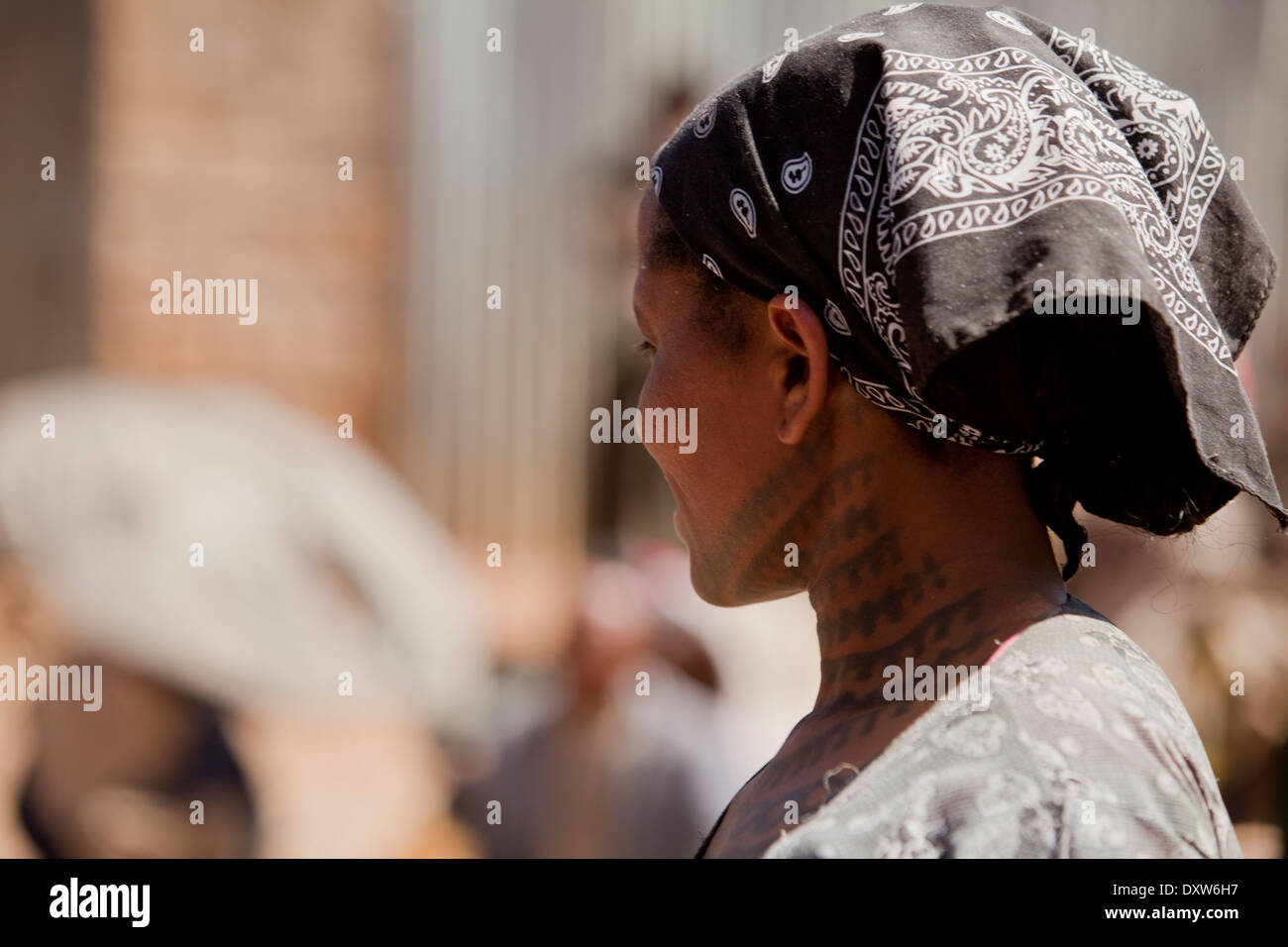 Äthiopische Afrikanerin mit traditionellen Stammes-Tätowierungen Stockfoto
