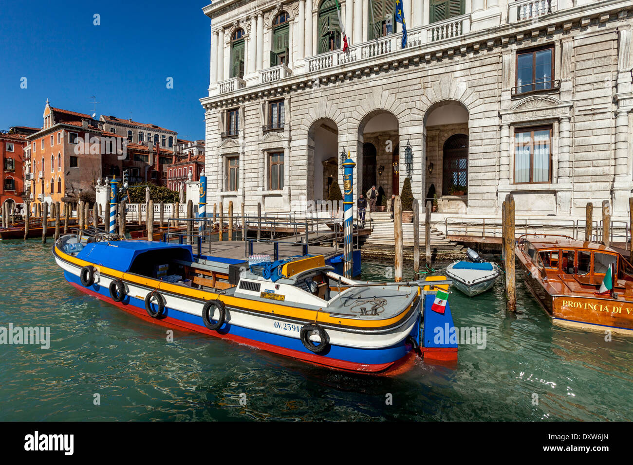 Lieferung-Boot auf dem Canal Grande, Venedig, Italien Stockfoto