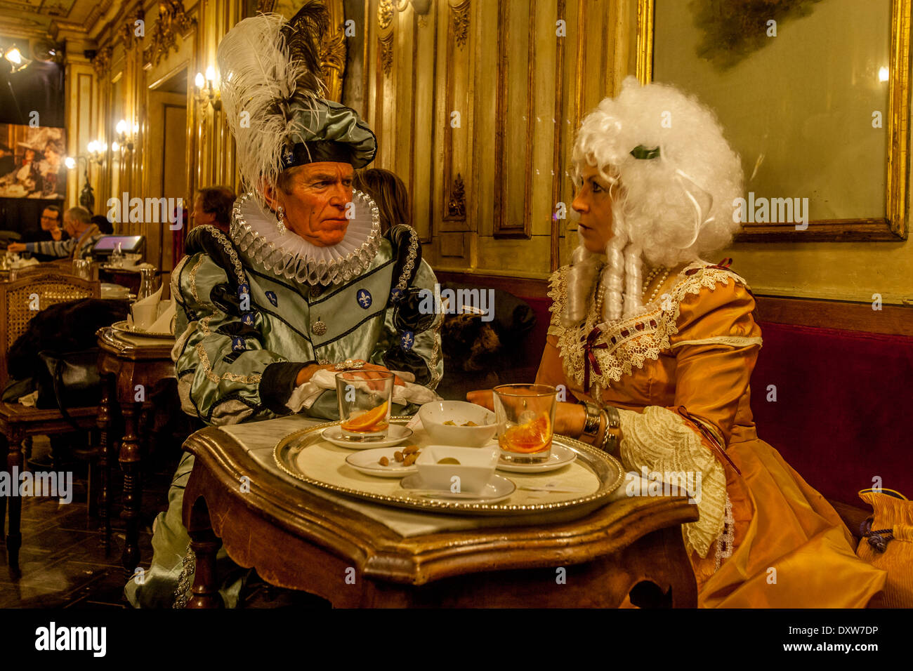 Karnevalisten im Cafe Florian, Karneval in Venedig, Venedig, Italien Stockfoto