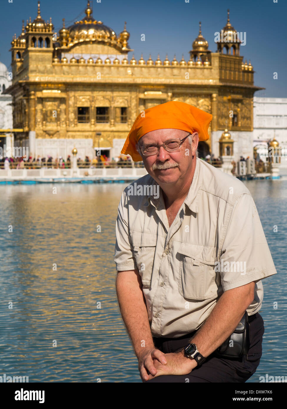 Älteren westlichen Touristen am Sri Harmandir oder Darbar Sahib, Goldener Tempel, Amritsar, Punjab, Indien Stockfoto