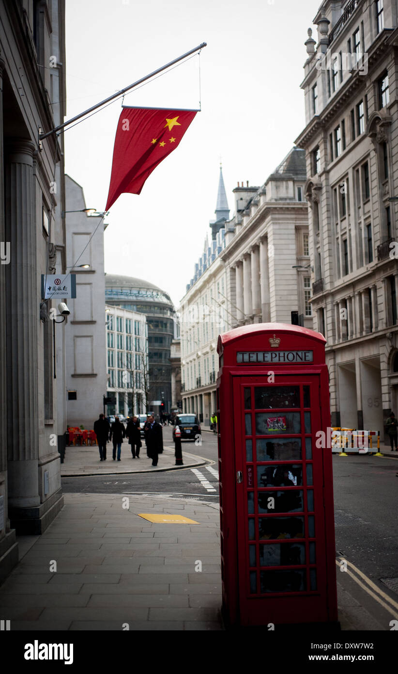 Rote Telefonzelle mit chinesischen roten Flagge im Hintergrund Stockfoto