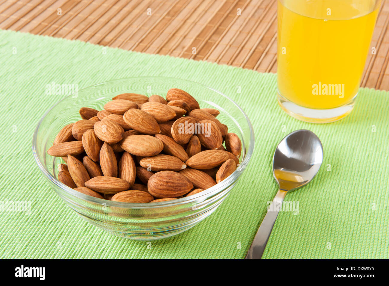 Gesunder Snack Mandeln und ein Glas Orangensaft Stockfoto