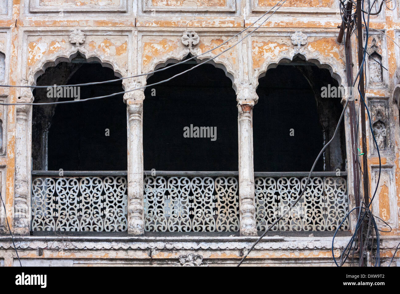 Indien, Dehradun. Traditionelle Architektur, mit Bögen, Säulen und Gitter-Arbeit. Stockfoto