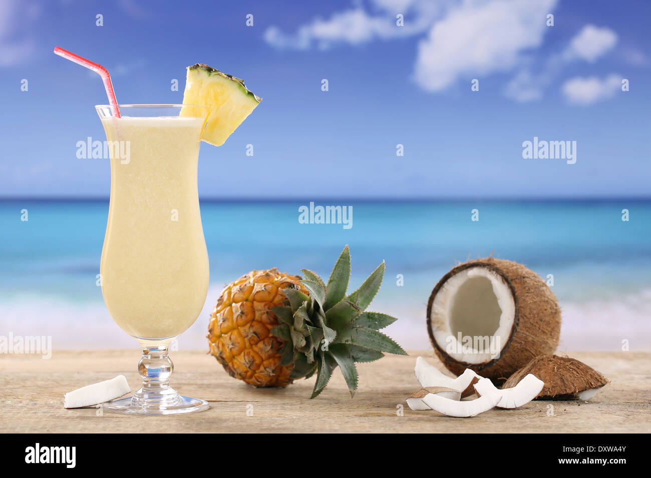 Pina Colada cocktail mit Früchten am Strand im Urlaub Stockfoto