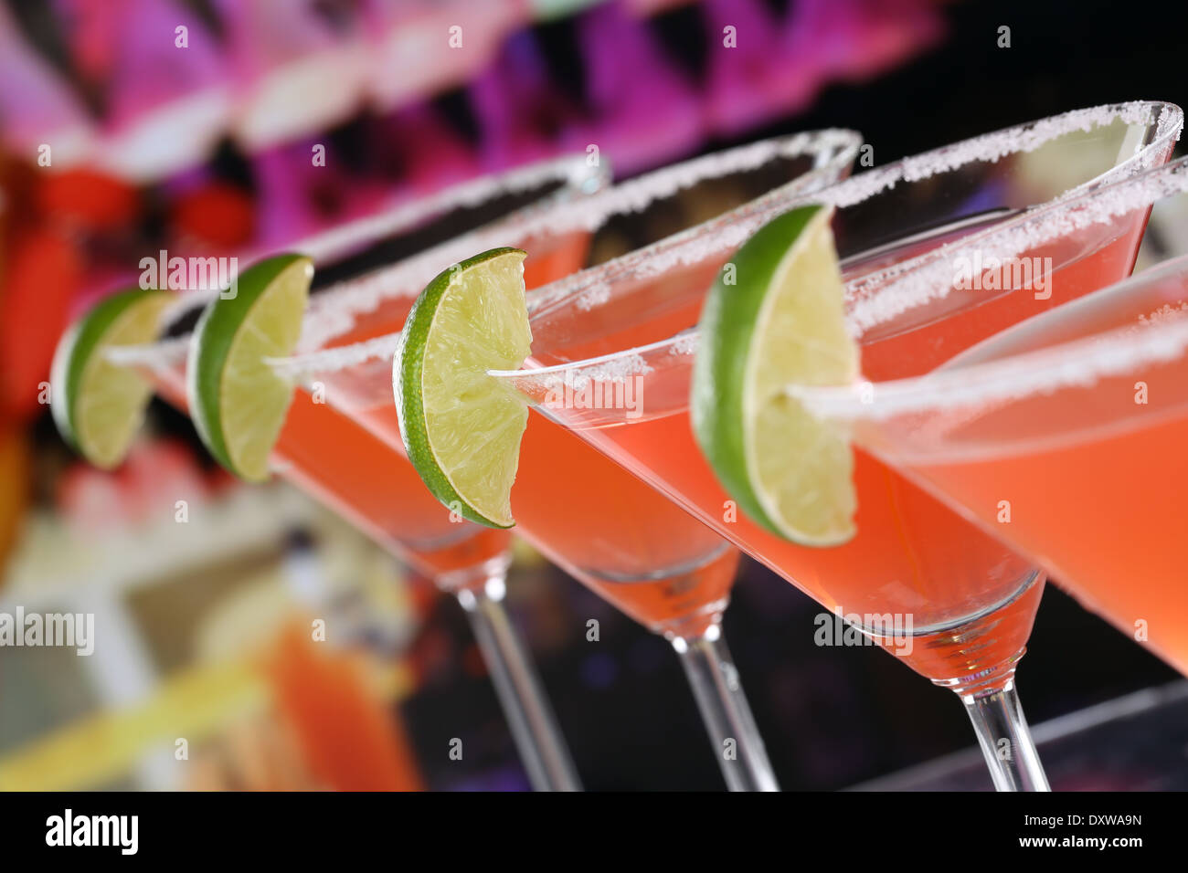 Rot-Martini-Cocktails in Gläsern in einer Bar oder einer party Stockfoto