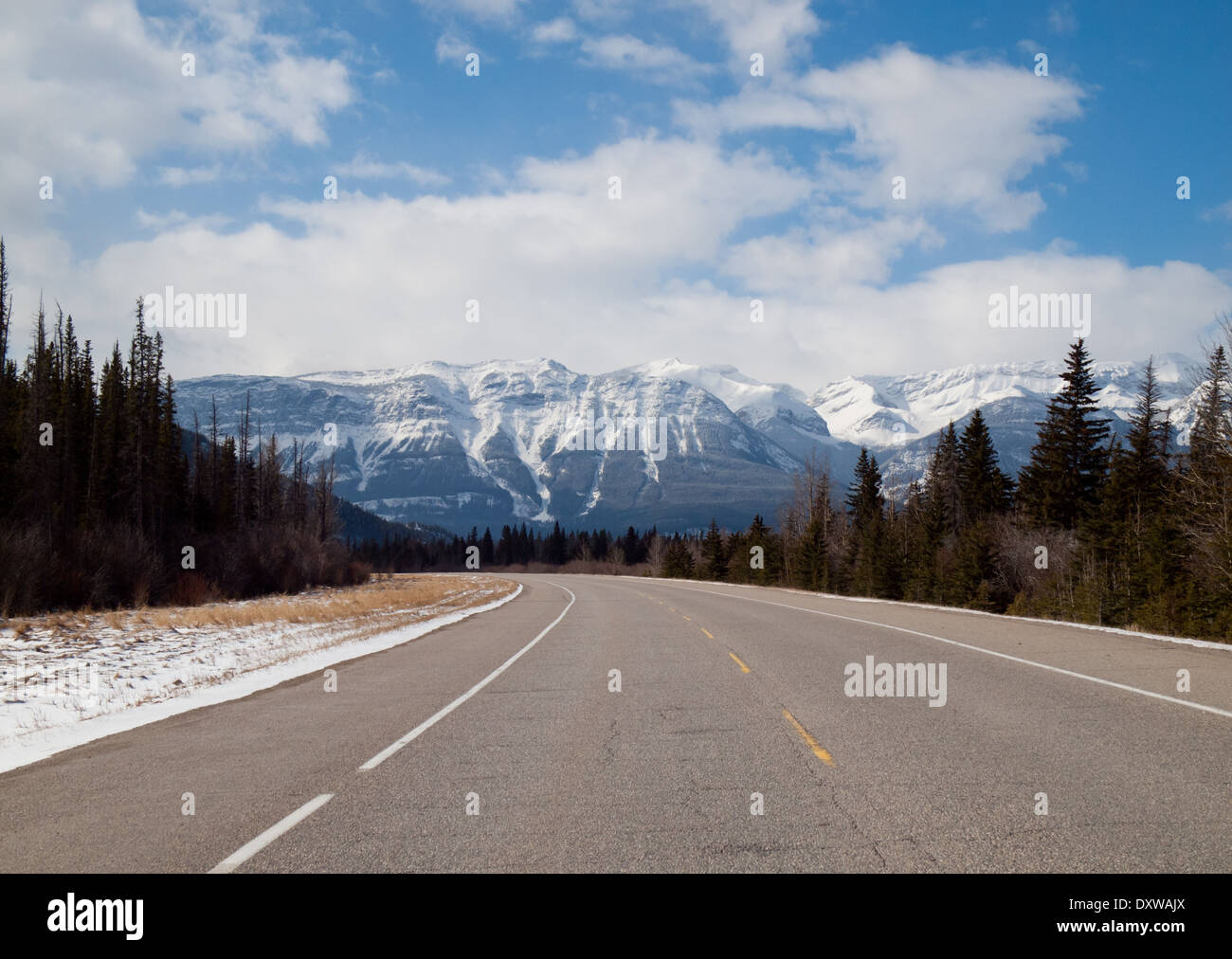 Ein Blick auf den Yellowhead Highway (Trans-Canada Highway Route 16) im Jasper Nationalpark, Alberta, Kanada. Stockfoto