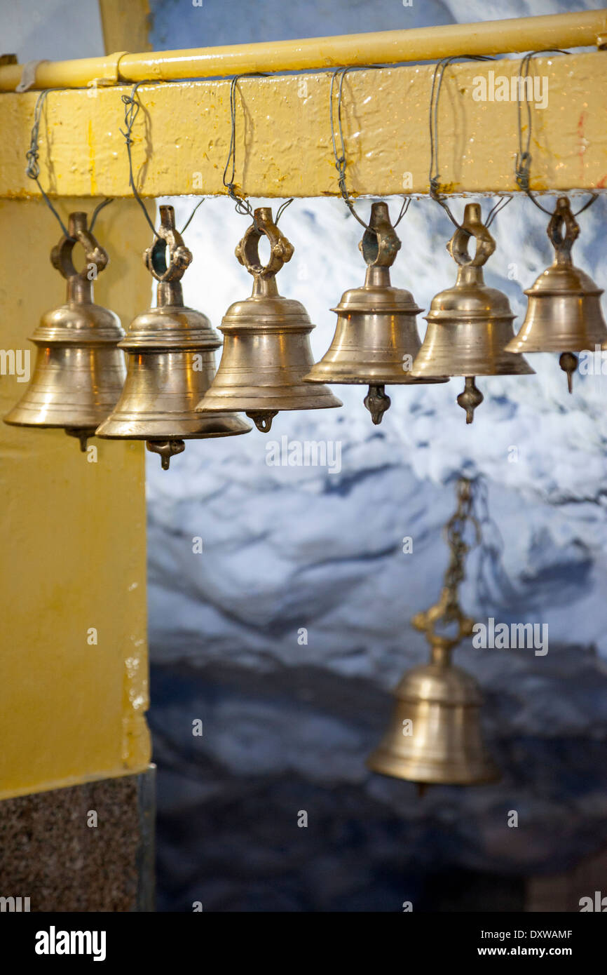 Indien, Dehradun. Tempelglocken, Tapkeshwar Hindu-Tempel. Stockfoto