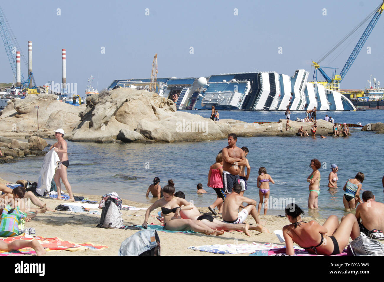 Überblick über die Bergung im MS Costa Concordia, die ein Fels im Tyrrhenischen Meer nur aus dem östlichen Ufer von Isola del Giglio im Januar 2012 getroffen. Wo: Giglio Italien bei: 12. Oktober 2012 Stockfoto