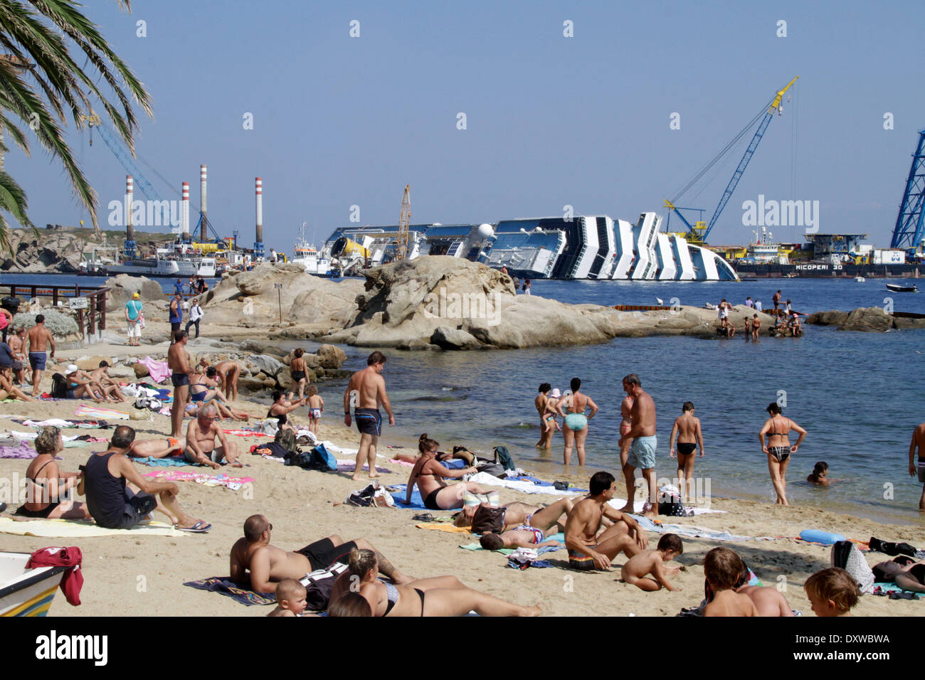 Überblick über die Bergung im MS Costa Concordia, die ein Fels im Tyrrhenischen Meer nur aus dem östlichen Ufer von Isola del Giglio im Januar 2012 getroffen. Wo: Giglio Italien bei: 12. Oktober 2012 Stockfoto