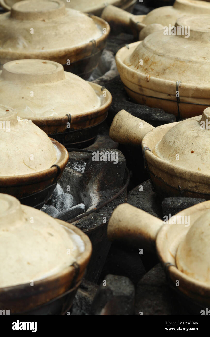 Straße zu kochen - Reis in Töpfen über Kohlen im Stadtteil Chinatown von Kuala Lumpur, Malaysia. Stockfoto