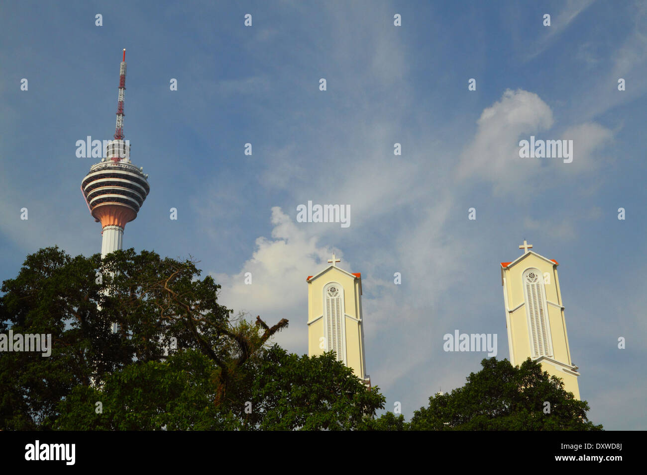 Die Kirche zwei Türme und der Kuala Lumpur Tower, Malaysia. Stockfoto