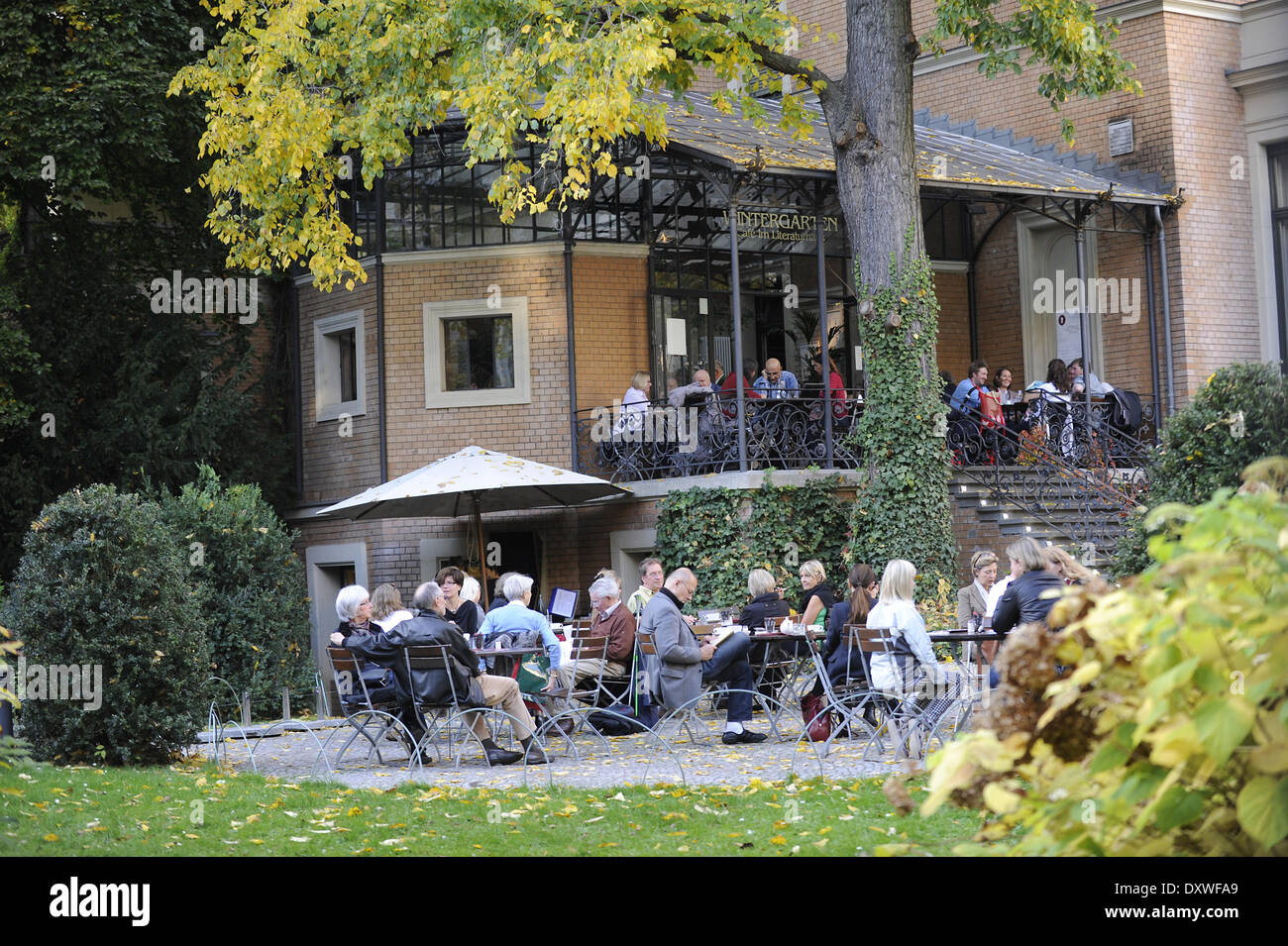 Robert Redford und Frau Sybille Besuch Literaturhaus Cafe in Tiergarten.  Zeitung. Wo: Berlin Deutschland wenn: 19. Oktober 2012 Stockfoto