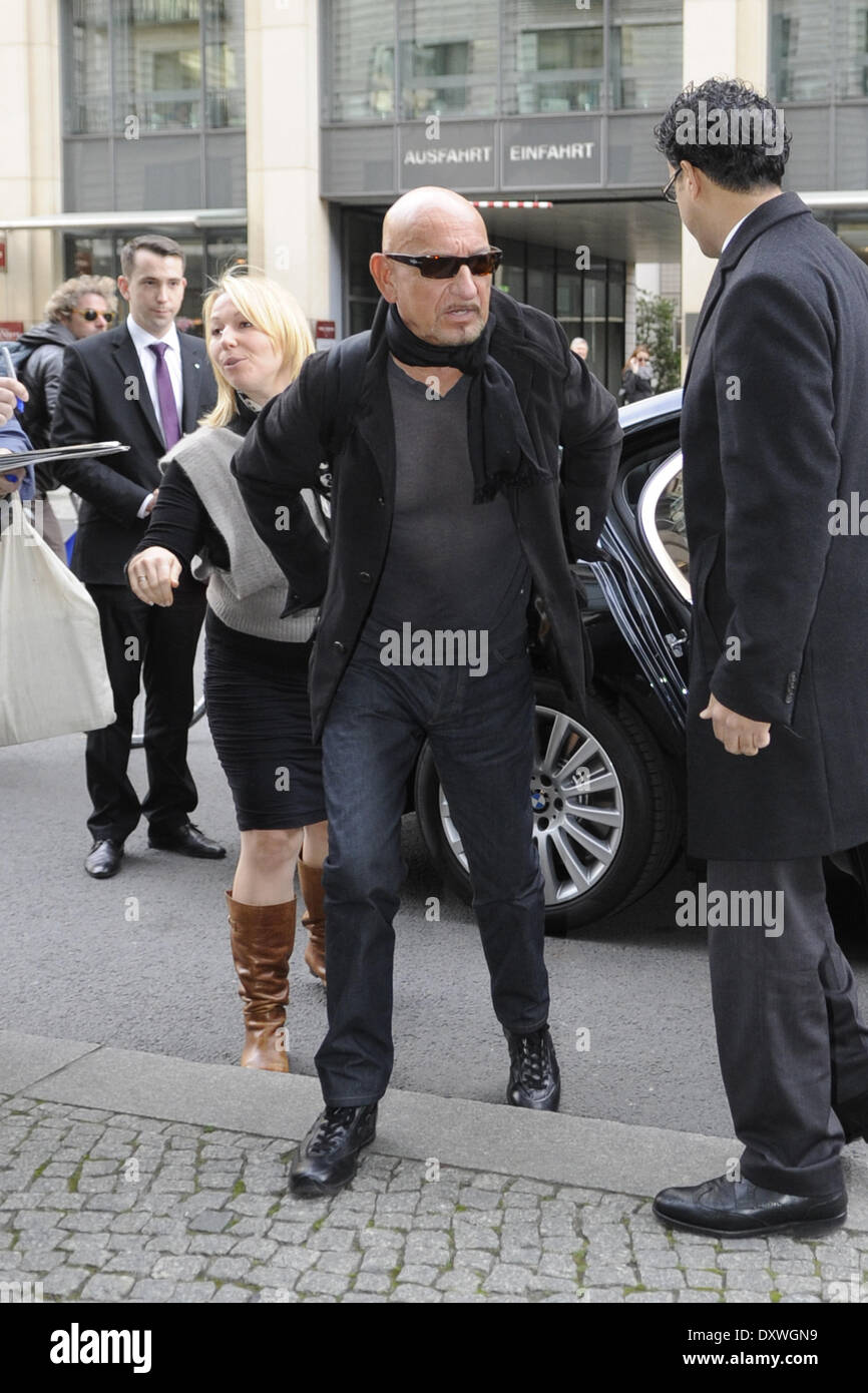 Ben Kingsley sieht um in einer schlechten Stimmung zu sein, wie er im Regent Hotel ankommt. Wo: Berlin Deutschland wenn: 26. Oktober 2012 Stockfoto