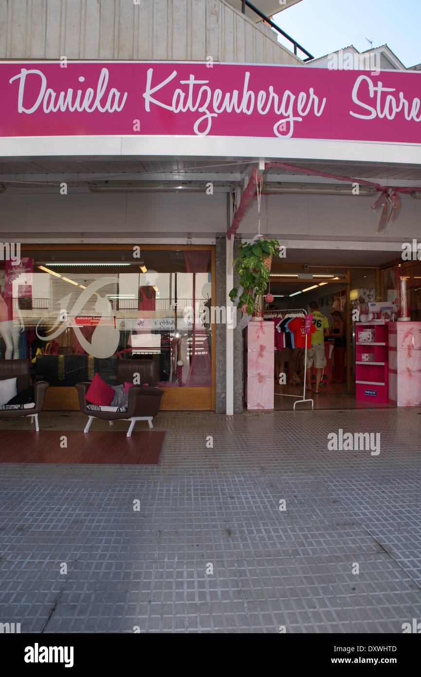 Atmosphäre im neuen Merchandising Fanshop Shop von Daniela Katzenberger Avendia de Rey Jaime Street. Santa Ponsa Spanien - 23.10.2012 wenn: 24. Oktober 2012 Stockfoto