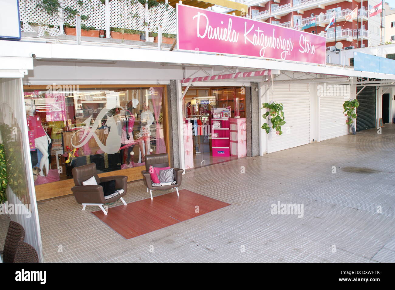 Atmosphäre im neuen Merchandising Fanshop Shop von Daniela Katzenberger Avendia de Rey Jaime Street. Santa Ponsa Spanien - 23.10.2012 wenn: 24. Oktober 2012 Stockfoto Atmosphäre im neuen Merchandising Fanshop Shop von Daniela Katzenberger Avendia de Rey Jaime Street. Santa Ponsa Spanien - 23.10.2012 wenn: 24. Oktober 2012 Stockfoto
