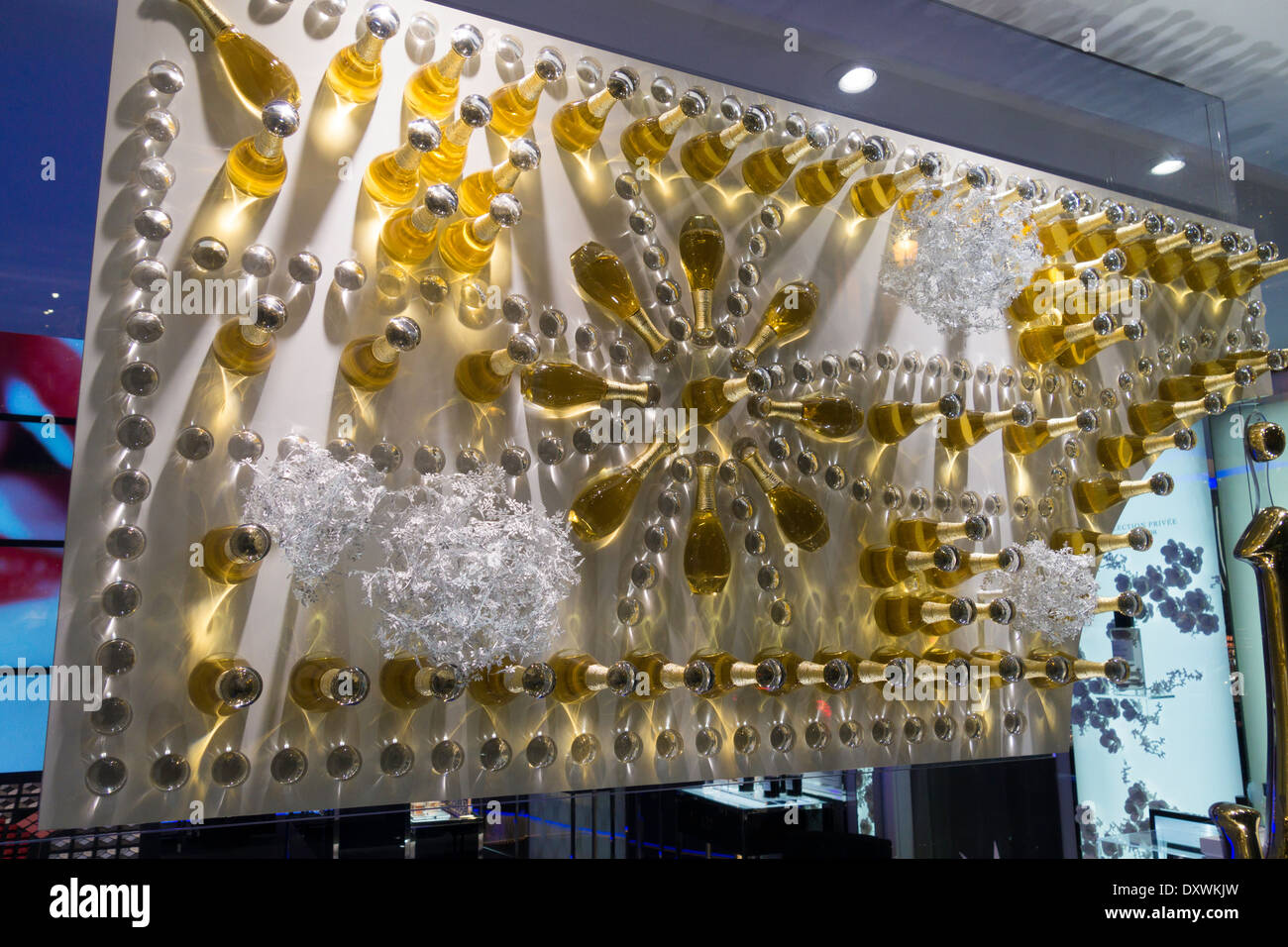 Flaschen von j ' adore Parfum dekorieren die Dior Boutique auf der Rue St.  Honore, Paris, Frankreich Stockfotografie - Alamy