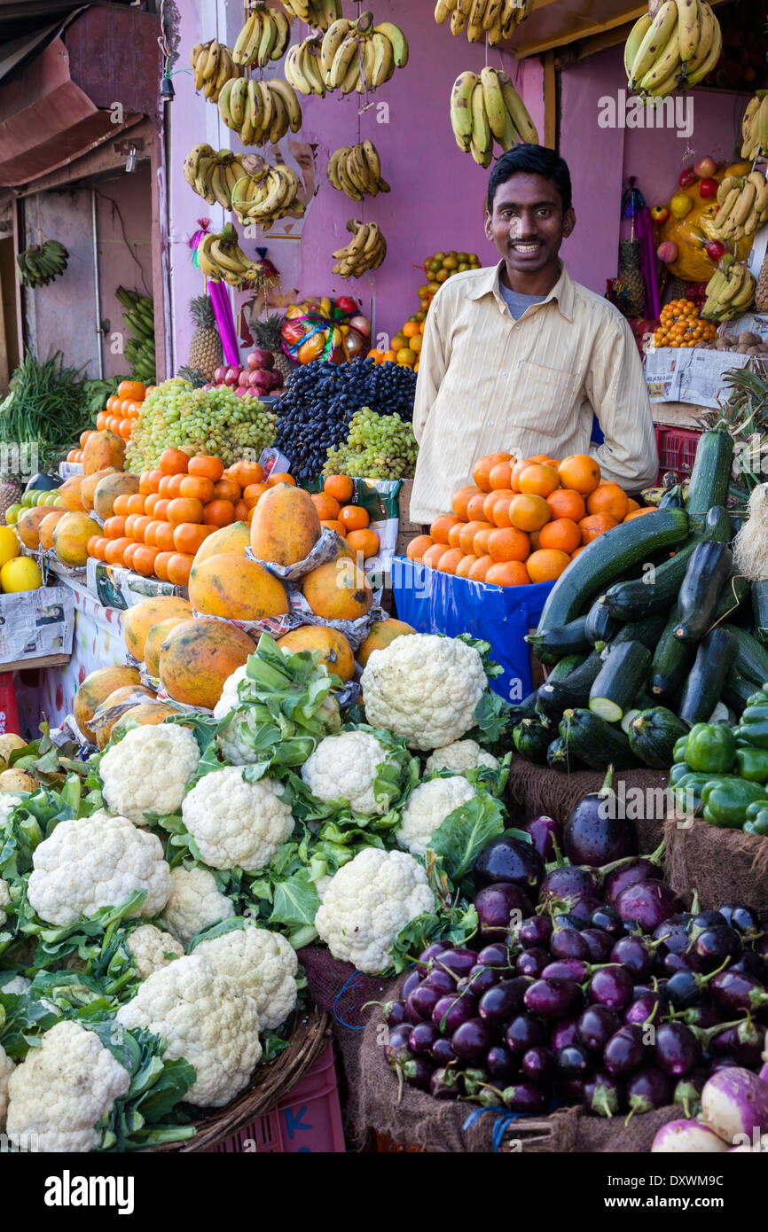 Indien, Dehradun. Obst- und Gemüsehändler in einem Streetside-Markt. Stockfoto