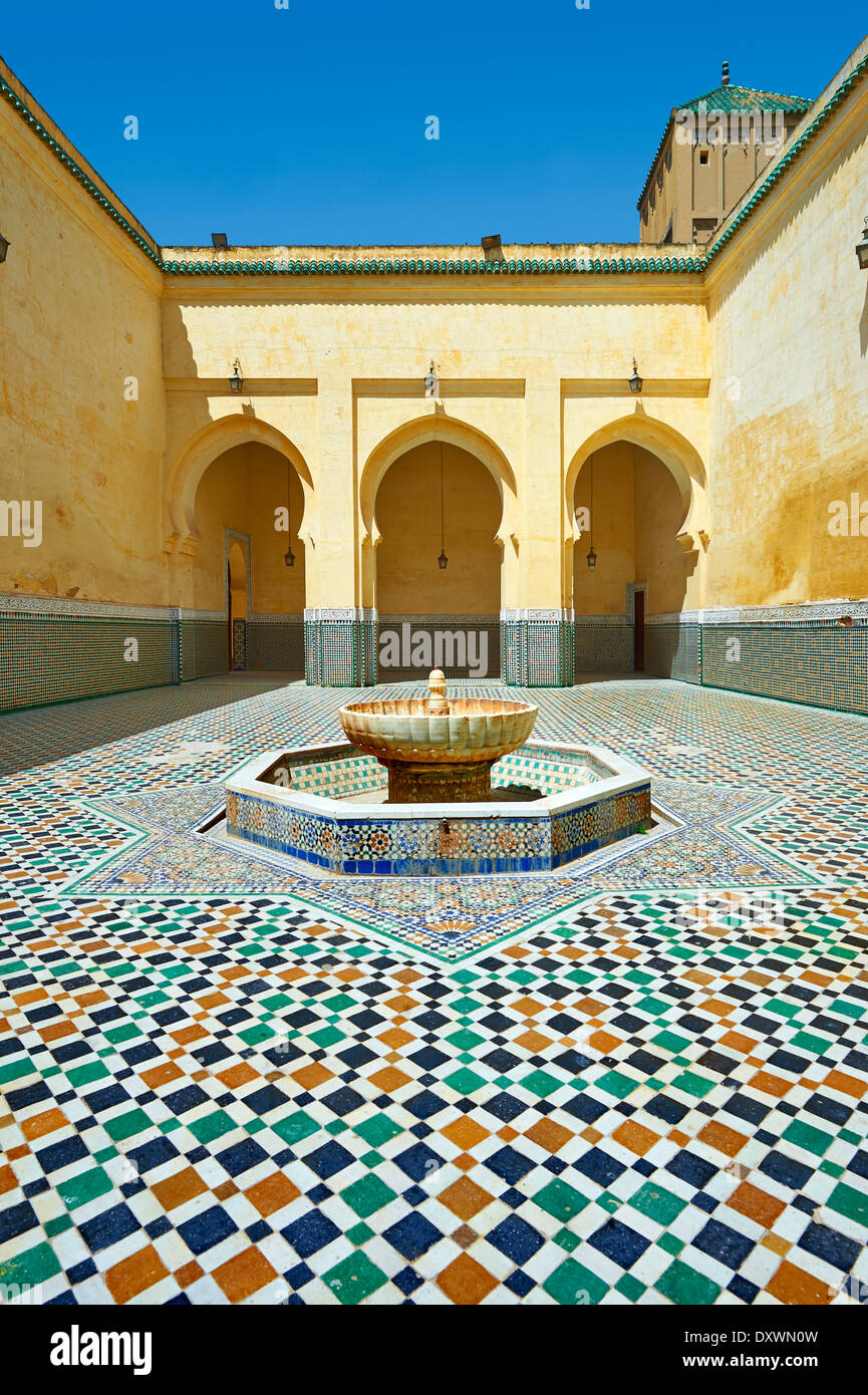 Innenhof der Rotunde von Moulay Ismail Ibn Sharif, regierte 1672 – 1727. Ein UNESCO-Weltkulturerbe. Meknes, Moroc Stockfoto