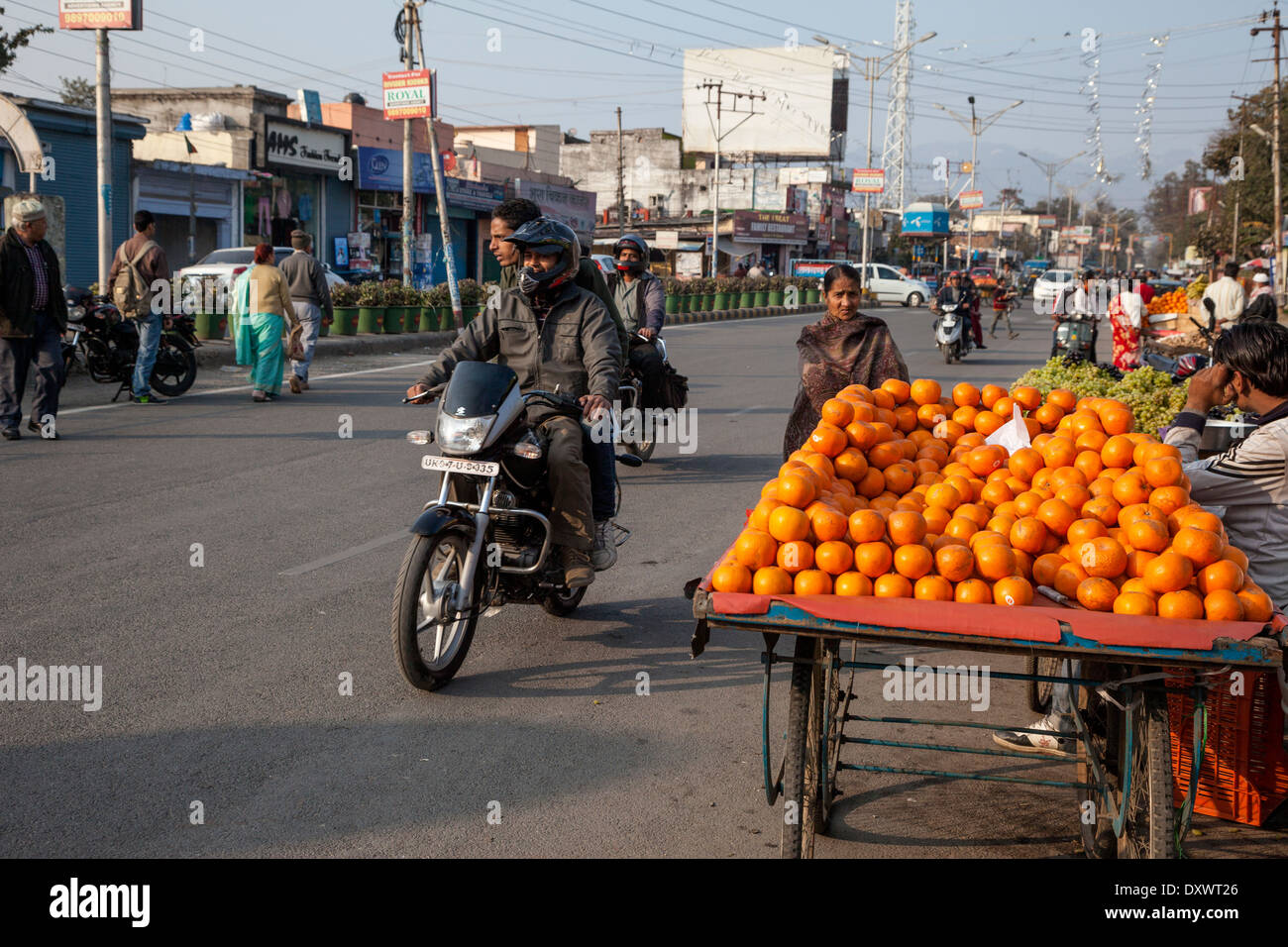 Indien, Dehradun. Straßenszene mit Orange Verkäufer. Stockfoto