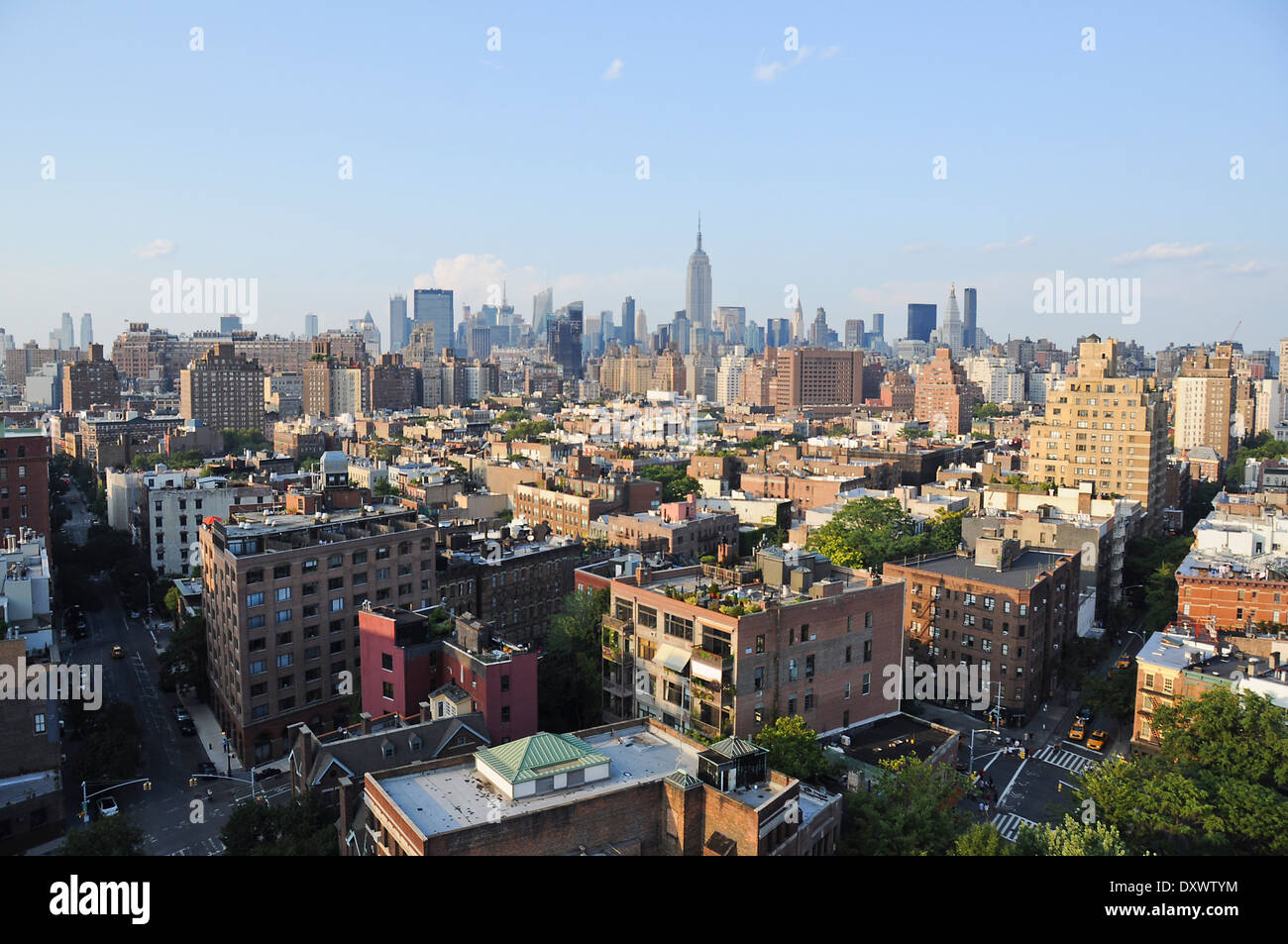 Ein Blick auf die Skyline von New York City über das West Village. Stockfoto