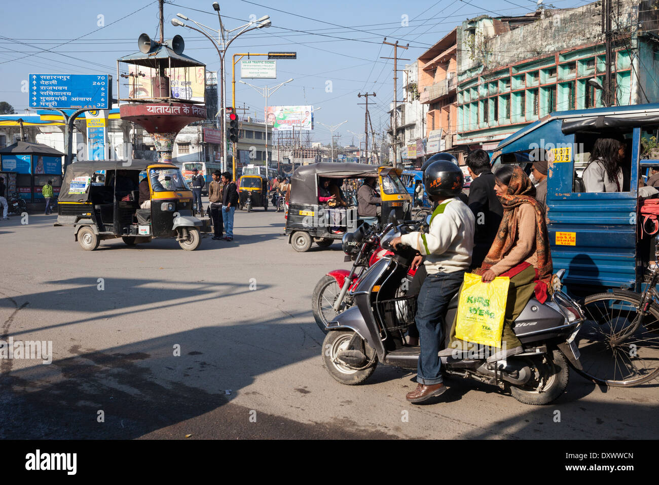 Indien, Dehradun. Verkehr an einer Kreuzung. Stockfoto