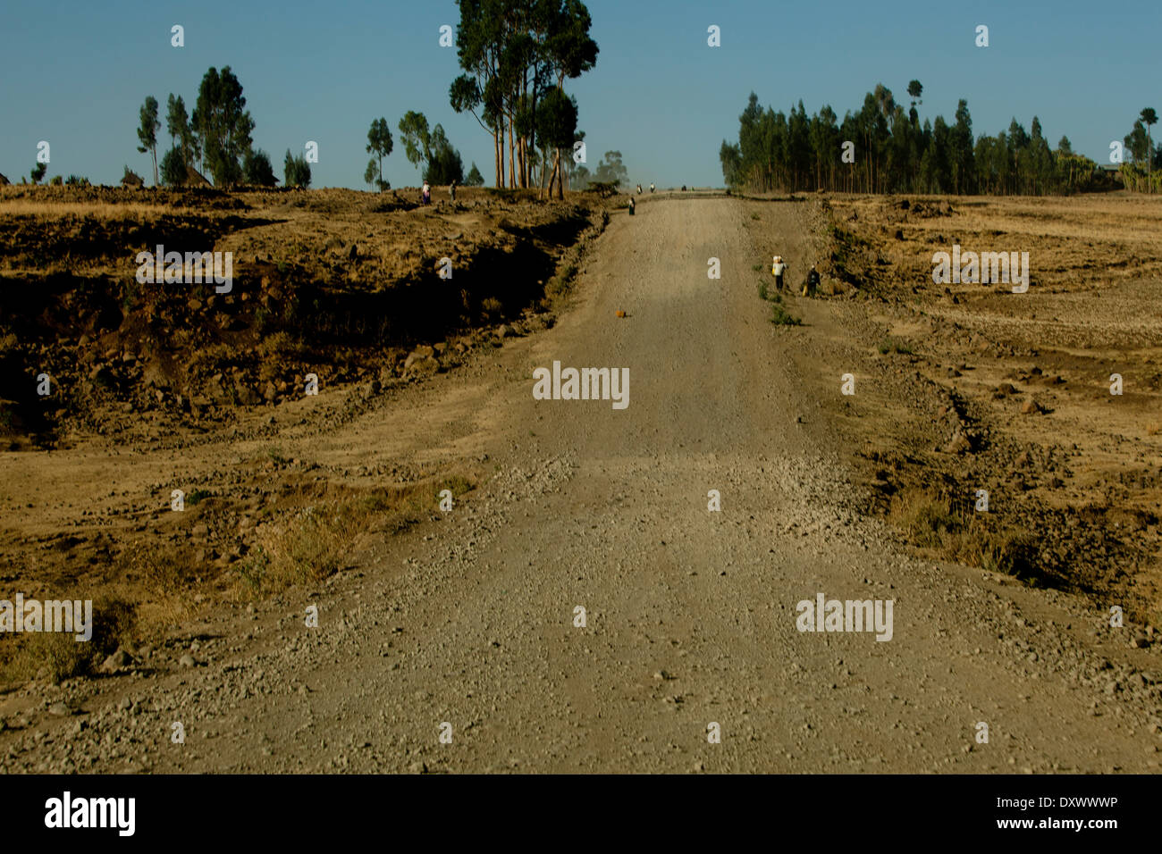 Freie Sicht gewundenen staubigen äthiopische Road Hill schrubben Bäume Menschen Stockfoto