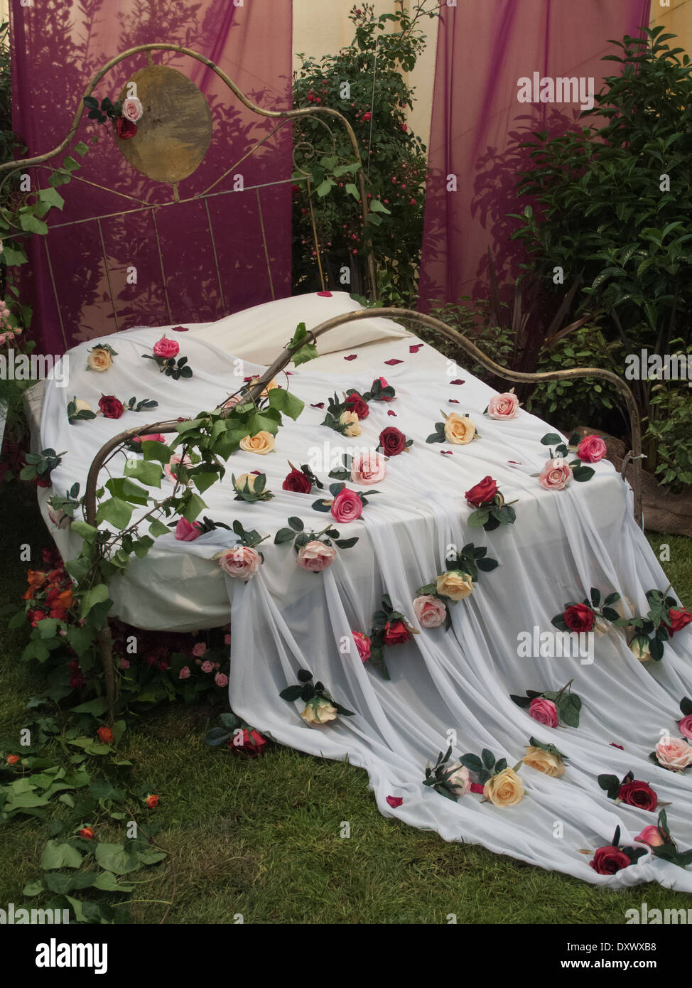 Bett im romantischen Stil mit Bettwäsche und Rosenblätter in Ausstellung  Display, Spanien Stockfotografie - Alamy