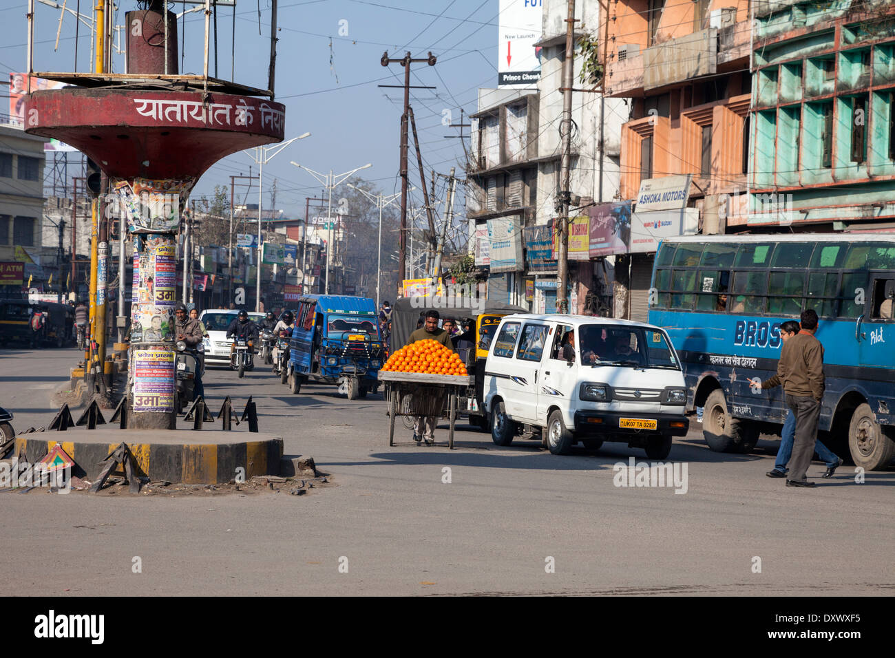 Indien, Dehradun. Morgen-Verkehr an einer Kreuzung. Stockfoto